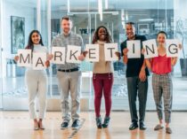 Wat zijn de voordelen van een baan als marketingmedewerker?